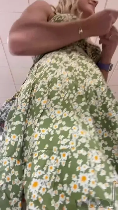 A loja de maquiagem estava superlotada ontem... acho que alguém sabia que eu não tinha calcinha por baixo do vestido?