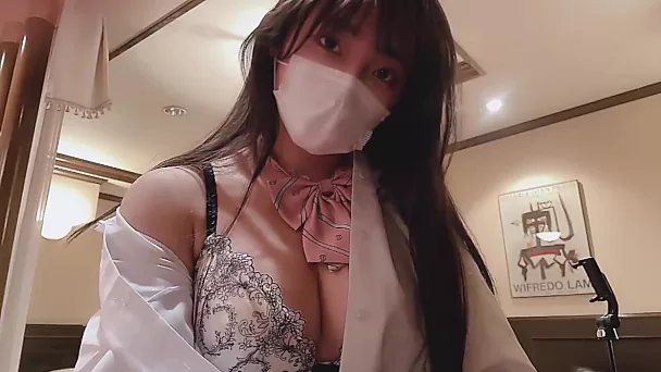 Juste après l'école, une étudiante japonaise de 18 ans donne une branlette.
