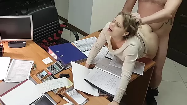 Secrétaire MILF mariée baisée sur le bureau du patron comme une pute totale ...