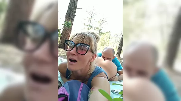 Puta madura de óculos grava a si mesma enquanto maridão mergulha na bucetinha dela encharcada