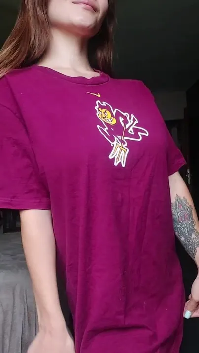 Adolescente de 5'2" com uma GRANDE surpresa embaixo da minha camiseta!