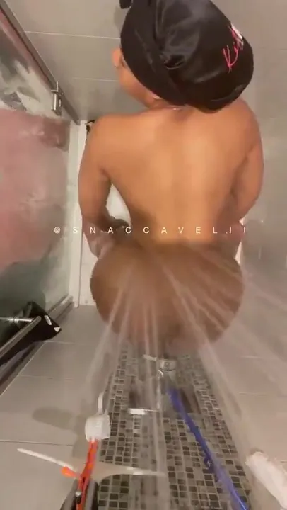 Stellen Sie sich vor, diese Wangen in der Dusche zu klatschen