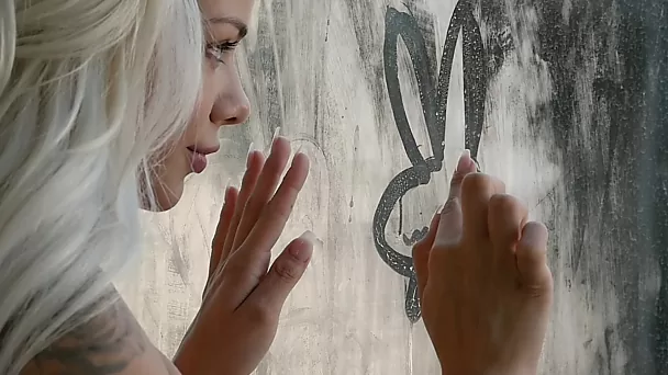 Loira gostosa Elsa Jean como Daenerys Tagaryen faz promo da PlayBoy