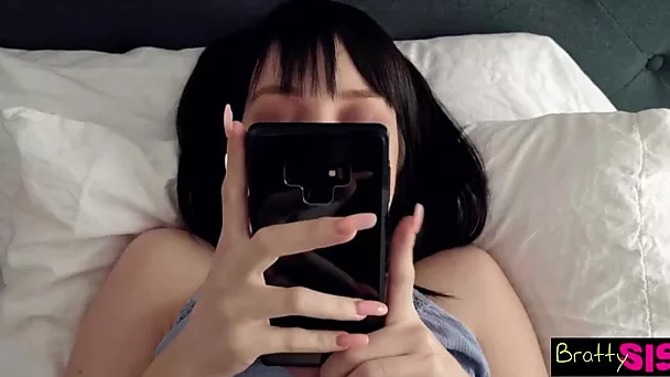 Geile Stiefschwester für ein Foto-Teen-Pornovideo bohren