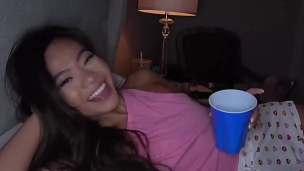 La grotte de l'oreiller est le meilleur endroit pour baiser une demi-soeur asiatique - pov porn