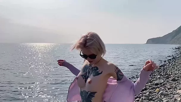 Vagabunda loira tatuada dá boquete de pau da sorte bem na praia