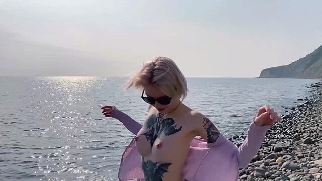 Inked blonde slut gives lucky dick blowjob right on the beach