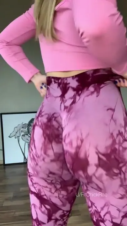 Je suis surprise de pouvoir bouger autant dans ce pantalon de yoga