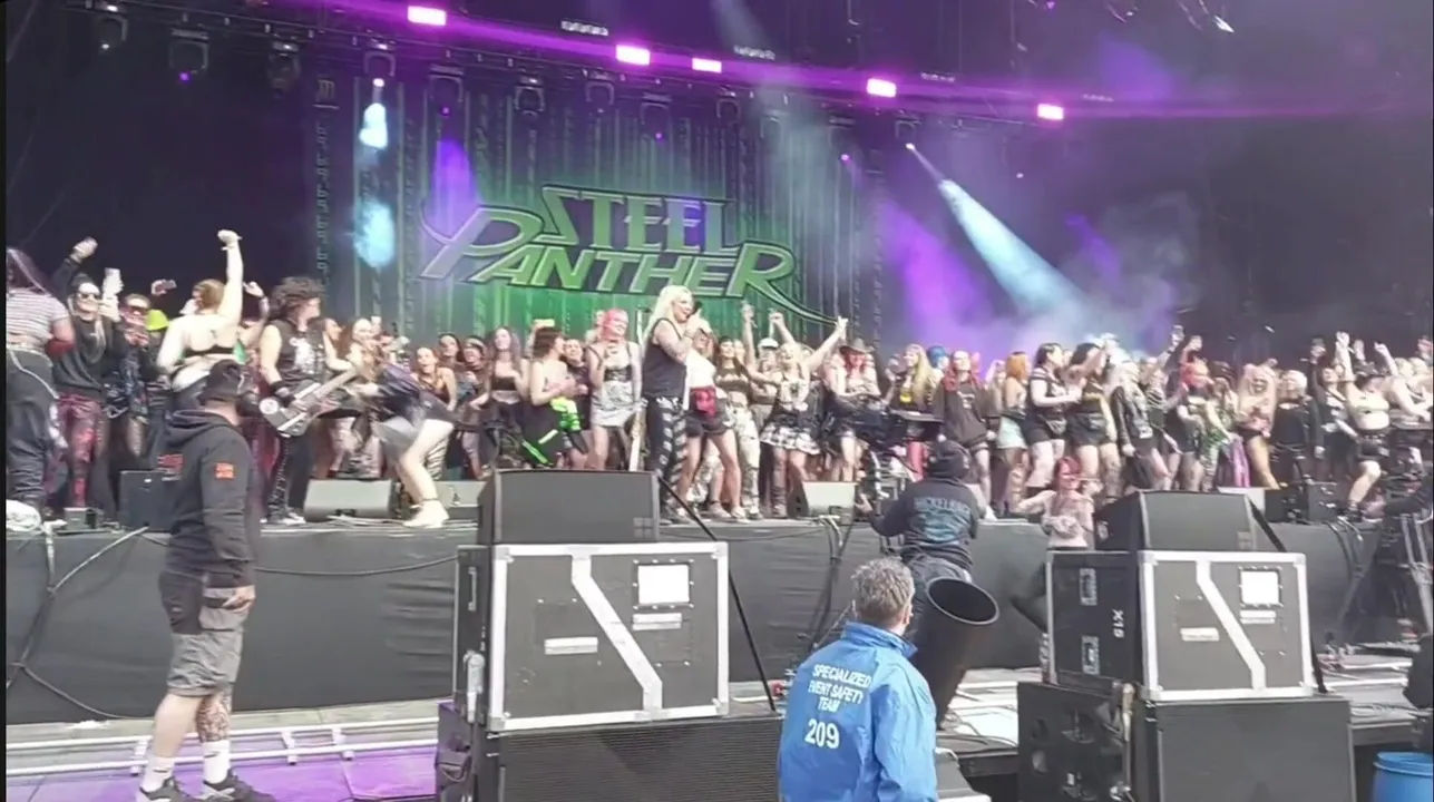 Auf der Bühne mit Steel Panther beim Download Festival