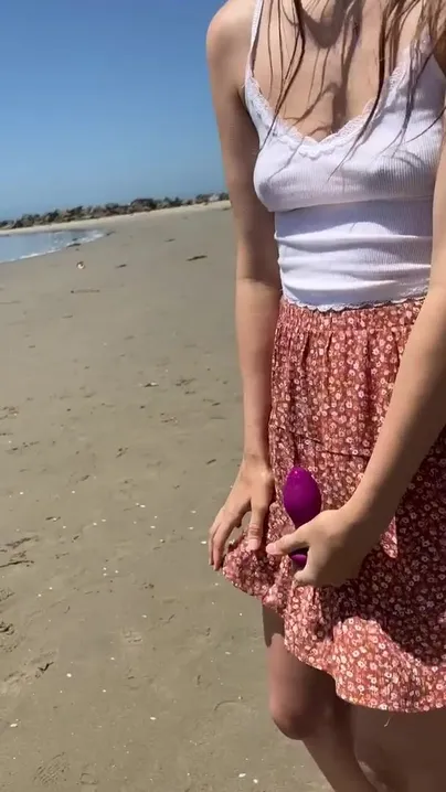 A praia não é divertida sem um plug anal