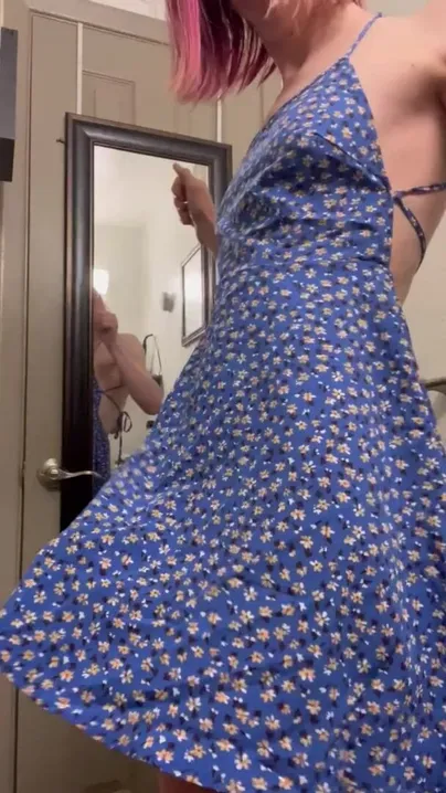 Je pense que ma bite de fille dure va très bien avec cette mini robe
