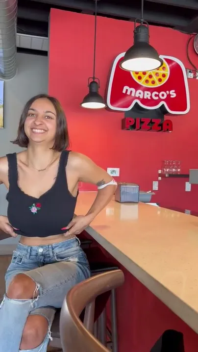 Titty piscando na pizza do marco