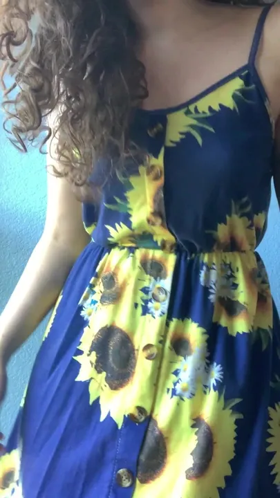 você gosta do que está por baixo do meu vestido de verão?