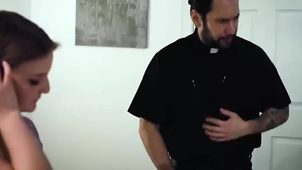 Böser Geist im Teenageralter verführt den Priester und fickt ihn!