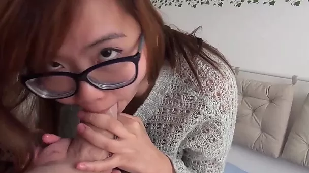 Entzückender perverser asiatischer Nerd mit Brille bläst ihrem Freund