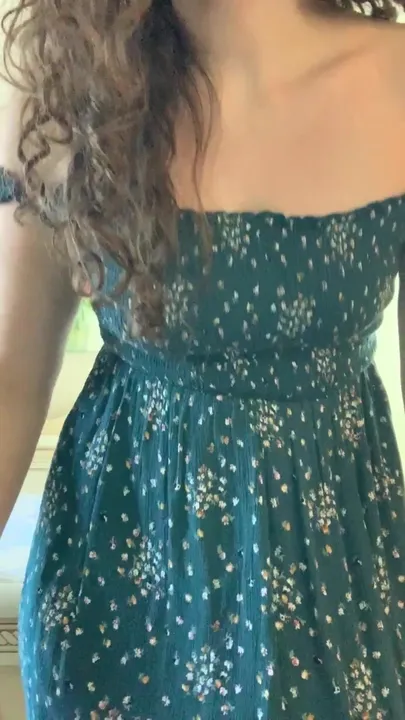você gosta do que está por baixo do meu vestido de verão?