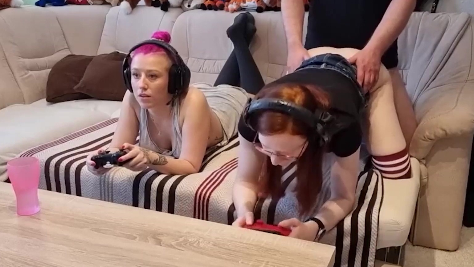 Teen e-girl se fait piquer par derrière en jouant à des jeux image