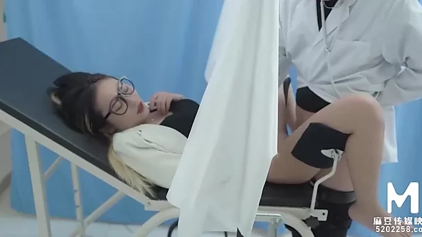 Nerdiges asiatisches Mädchen besucht einen Gynäkologen und wird gefickt