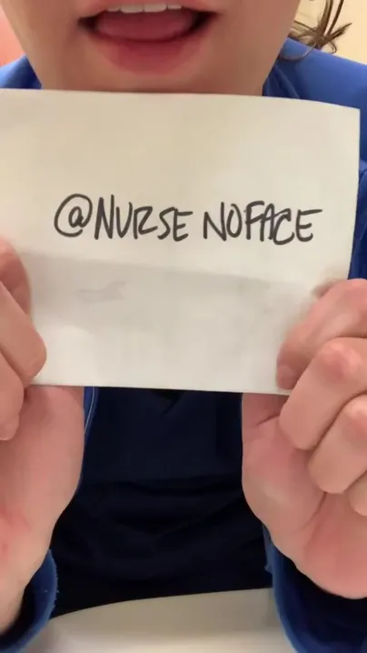Ich liebe es, bei der Arbeit ungezogen zu sein. Soll ich mehr Videos machen? #nurse #scrubs #verified