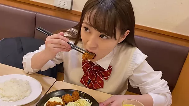 Les gros seins d'une écolière japonaise se trémoussent pendant qu'elle chevauche la bite