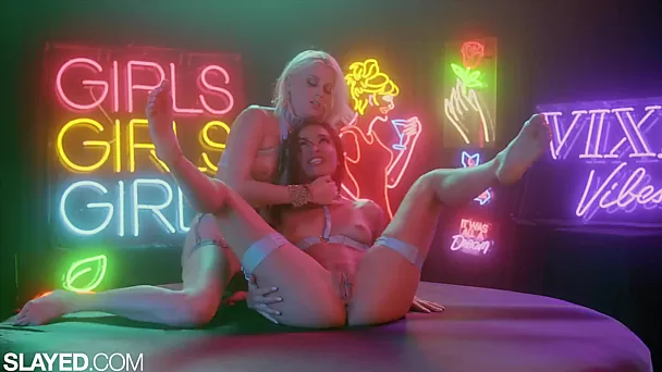 Lésbica esguichando em luzes de neon (charlotte stokely & emily willis)