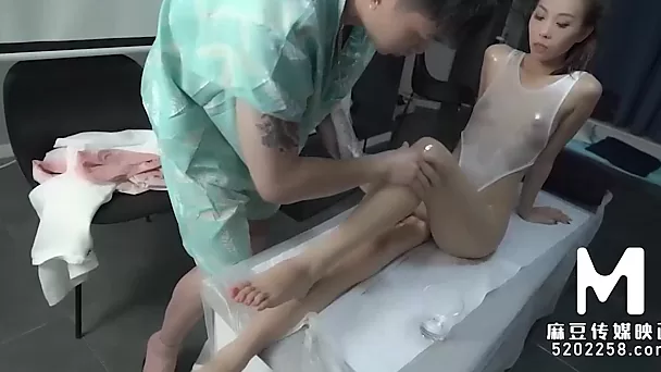 Chinese wife invites masseur to have merciless fuck