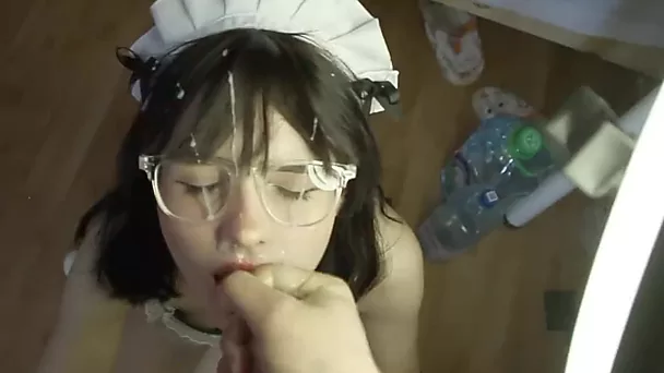 Pequena prostituta russa faz cosplay de empregada suja!