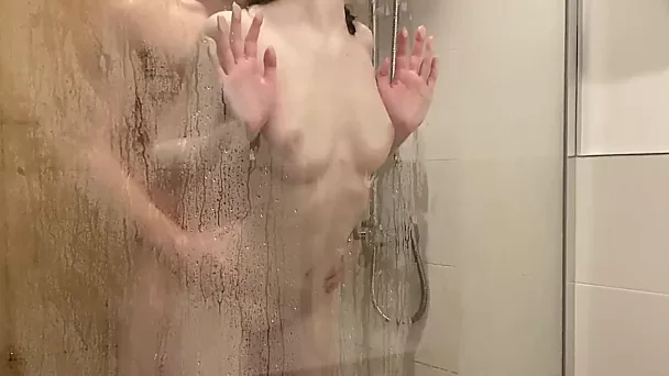 Baise passionnée sous la douche d'une ado - porno amateur