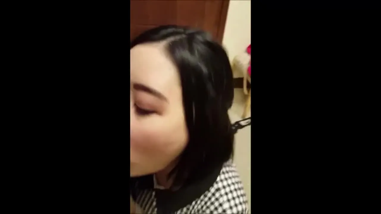 Азиатская тинка снимает на видео, как она сосет большой белый член в раздевалке