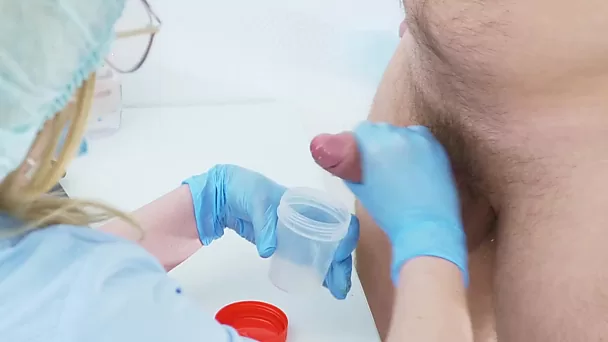 Грудастая медсестра доит парня в больнице на анализ спермы
