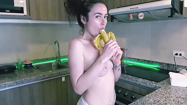 Séduire son homme avec une banane à sucer mène à un sexe torride