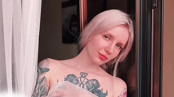 Linda modelo tatuada dá boquete pov