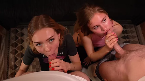 Любительский секс вчетвером с двумя девочками-подростками на одной кровати