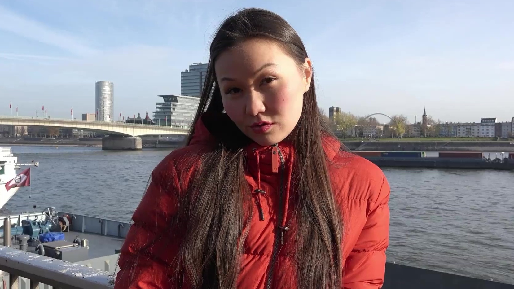 Asiatischer Zuschauer wird von einem Fotografen für ein privates Shooting  abgeholt