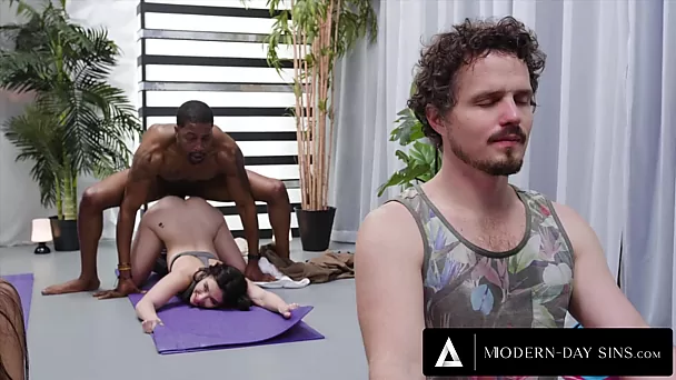 Hure mit großem Arsch betrügt einen Yogalehrer hinter dem Rücken ihres Freundes