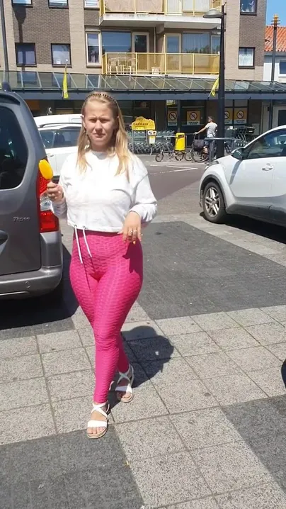 Интересно, в Нидерландах штрафуют за демонстрацию груди? Там столько контроля. Хех