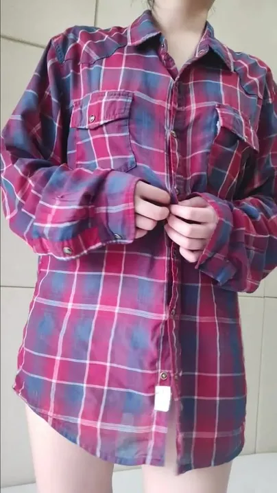 É assim que eu tiraria sua camisa quando estivesse pronta para a segunda rodada...