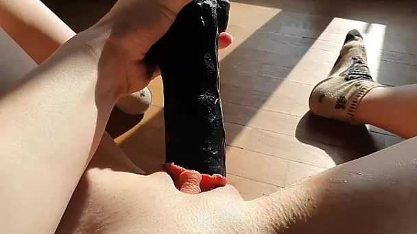 Adorável adolescente explora sua buceta com um grande vibrador preto
