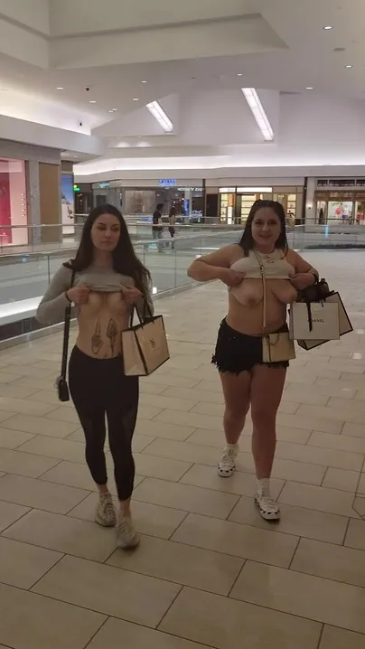 Elle ne pensait pas que je lui lécherais les seins au centre commercial