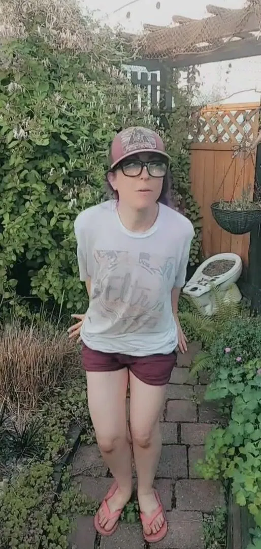 Nerdy Outdoor Pissing Pussy