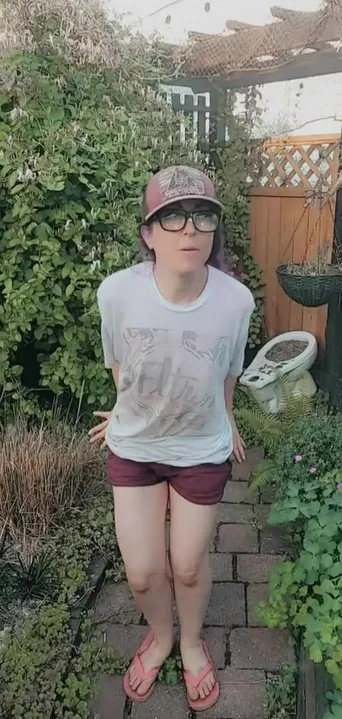 Nerdy Outdoor Pissing Pussy