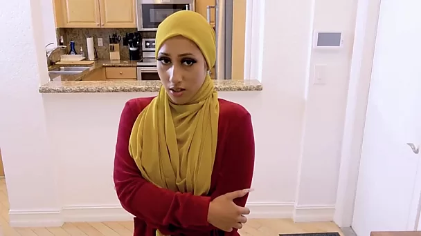 Garota árabe em hijab trai seus diretores e trai namorado amado