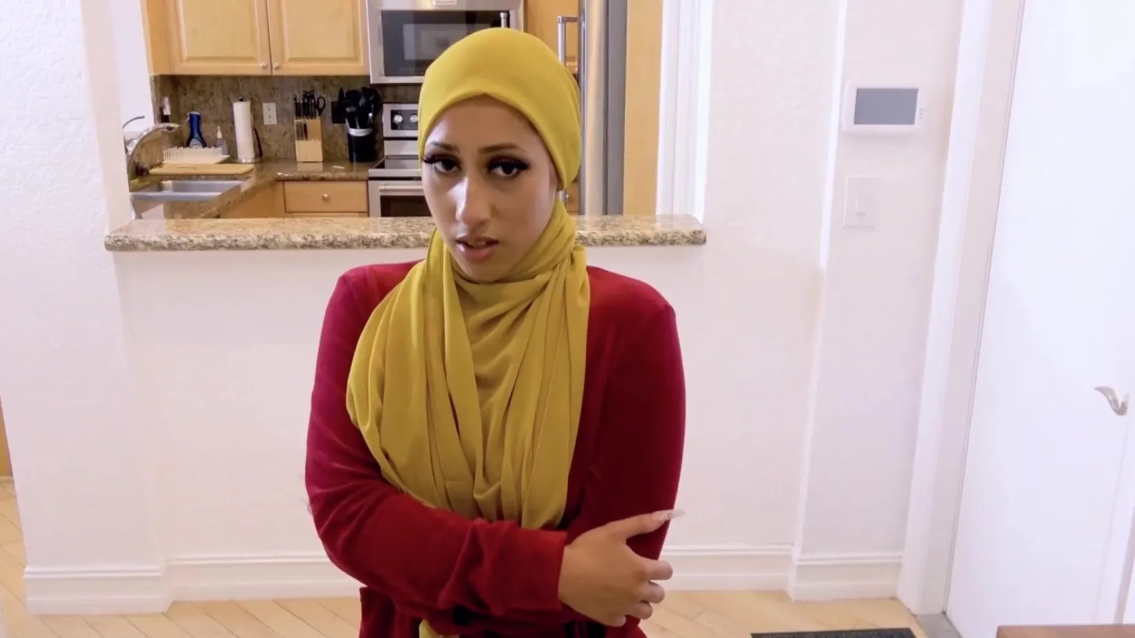 Une fille arabe en hijab trahit ses directeurs et trompe son petit ami bien-aimé image photo