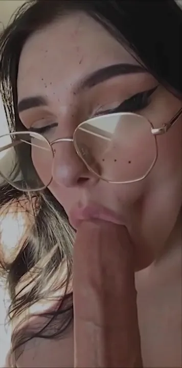 Fellation amateur Mignonne Lunettes de contact avec les yeux POV Sloppy Sucking