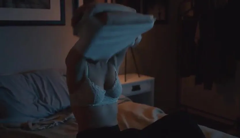 Maia Mitchell scène seins nus sans issue