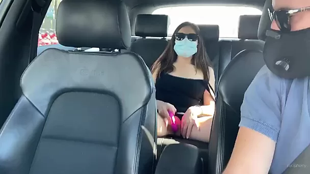 Freche Hausfrau masturbiert für den Taxifahrer auf dem Rücksitz