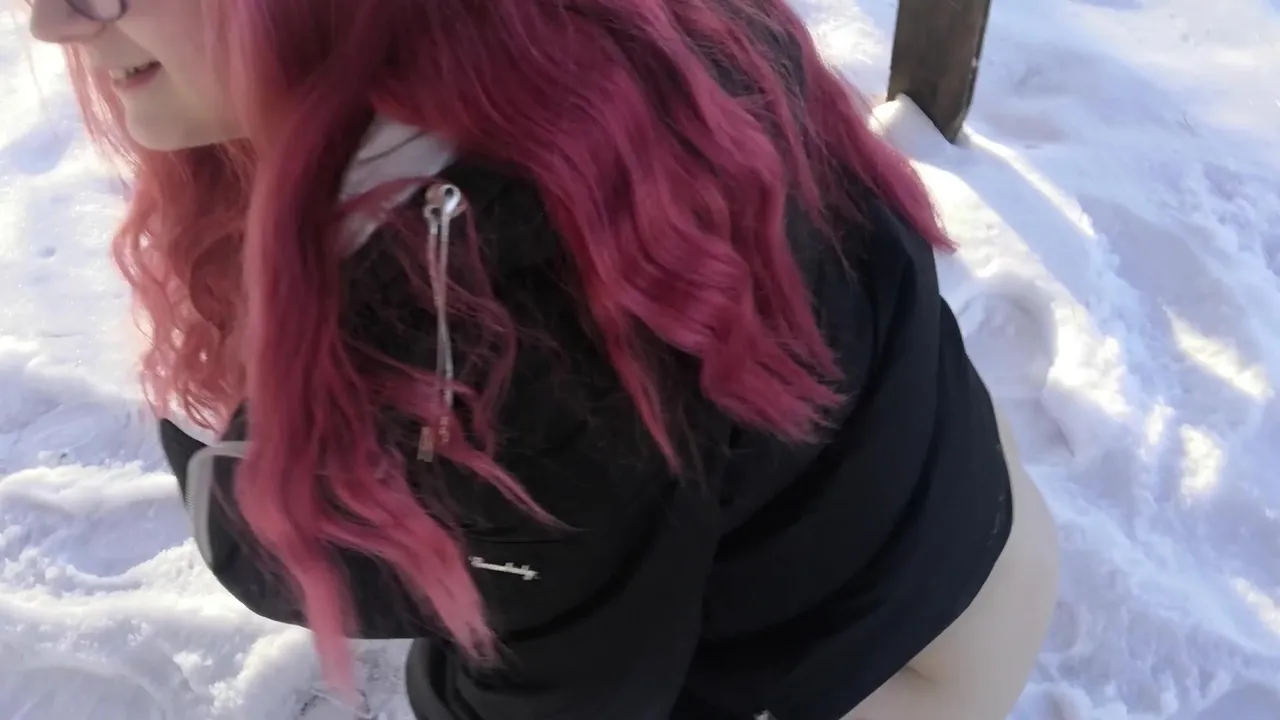 Писает в снегу в общественном парке