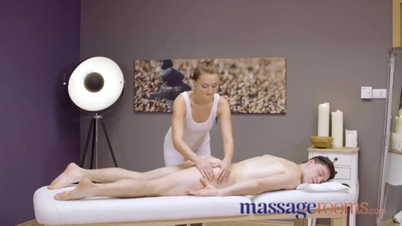 A jovem massagista sexy e atrevida Katy Rose faz uma massagem nas mãos oleosa