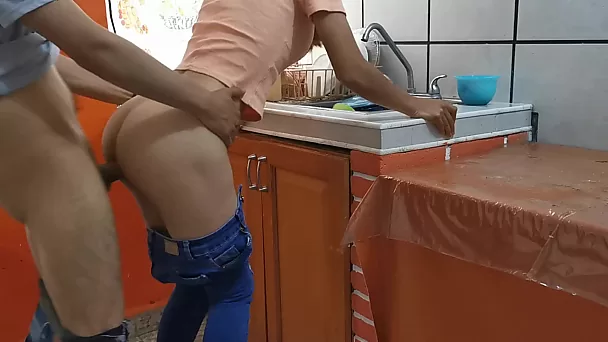 Une femme au foyer mexicaine se fait prendre au dépourvu et se fait baiser dans la cuisine