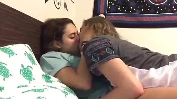 官能的なレズビアンのキス - アマチュア 十代のポルノ